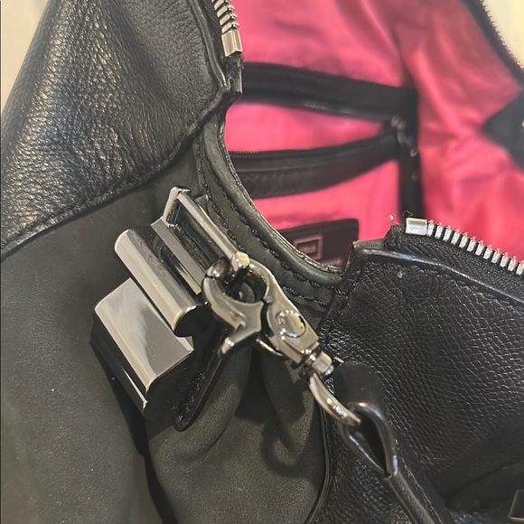 Tous Elegant Black Leather Handbag - Picture 5 of 13